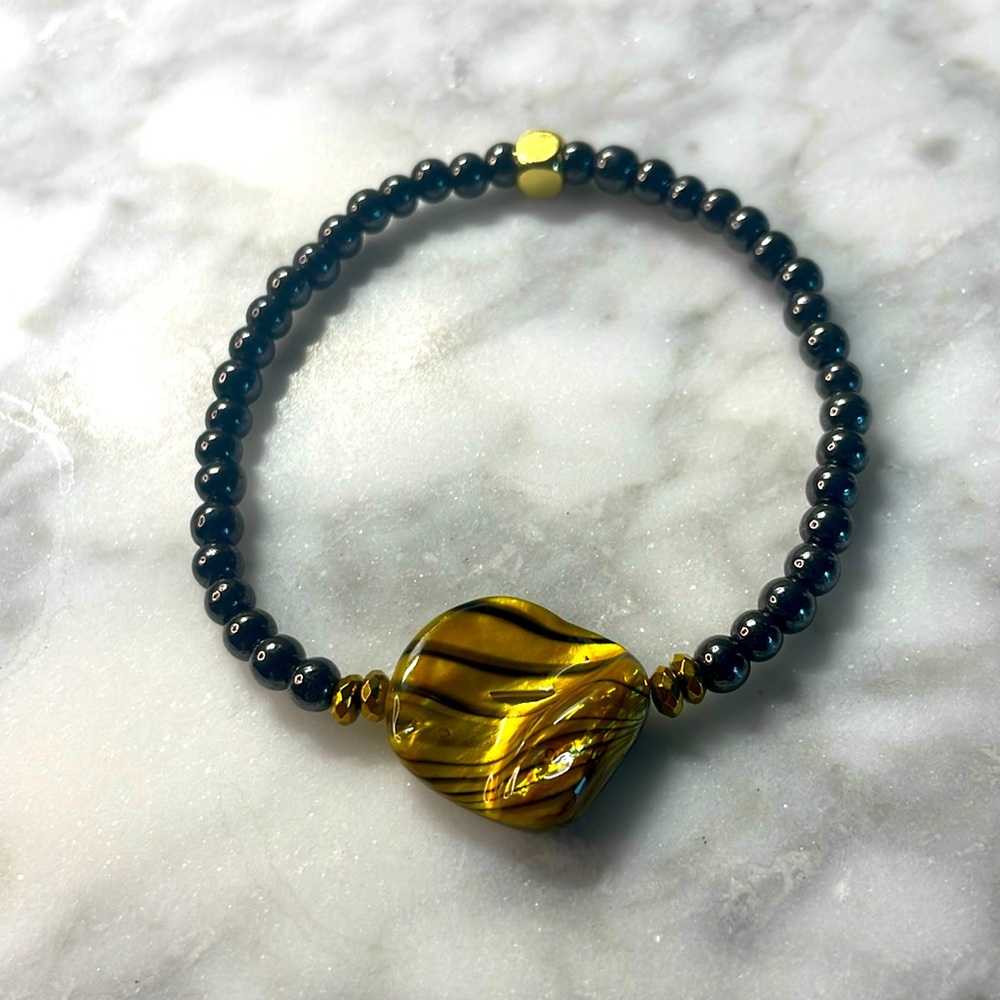 Hematite & Mother of pearl bracelet